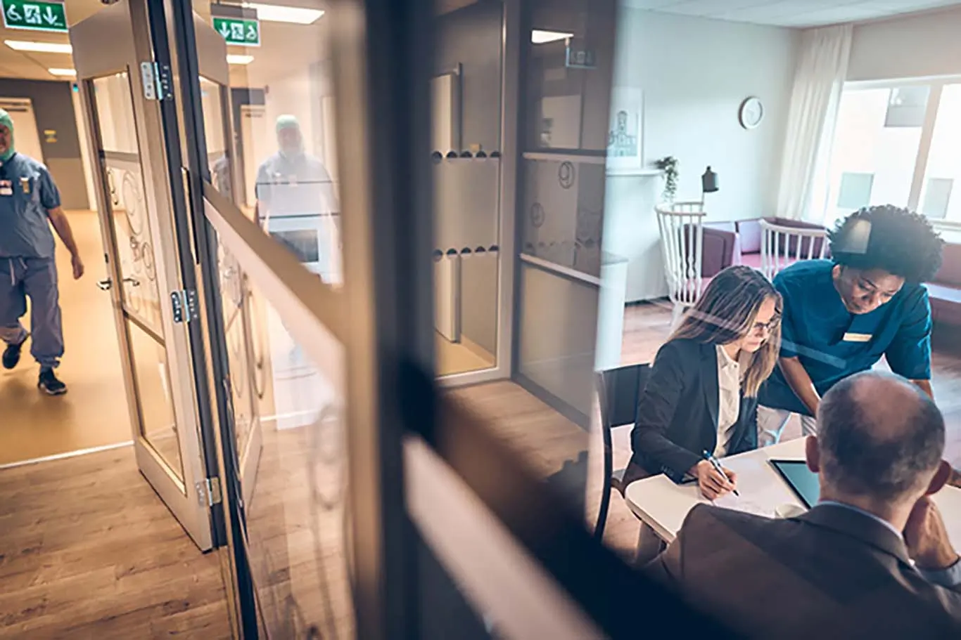 Reunión de consultoría HVAC en hospital con ingeniería y personal clínico, planificación de proyecto