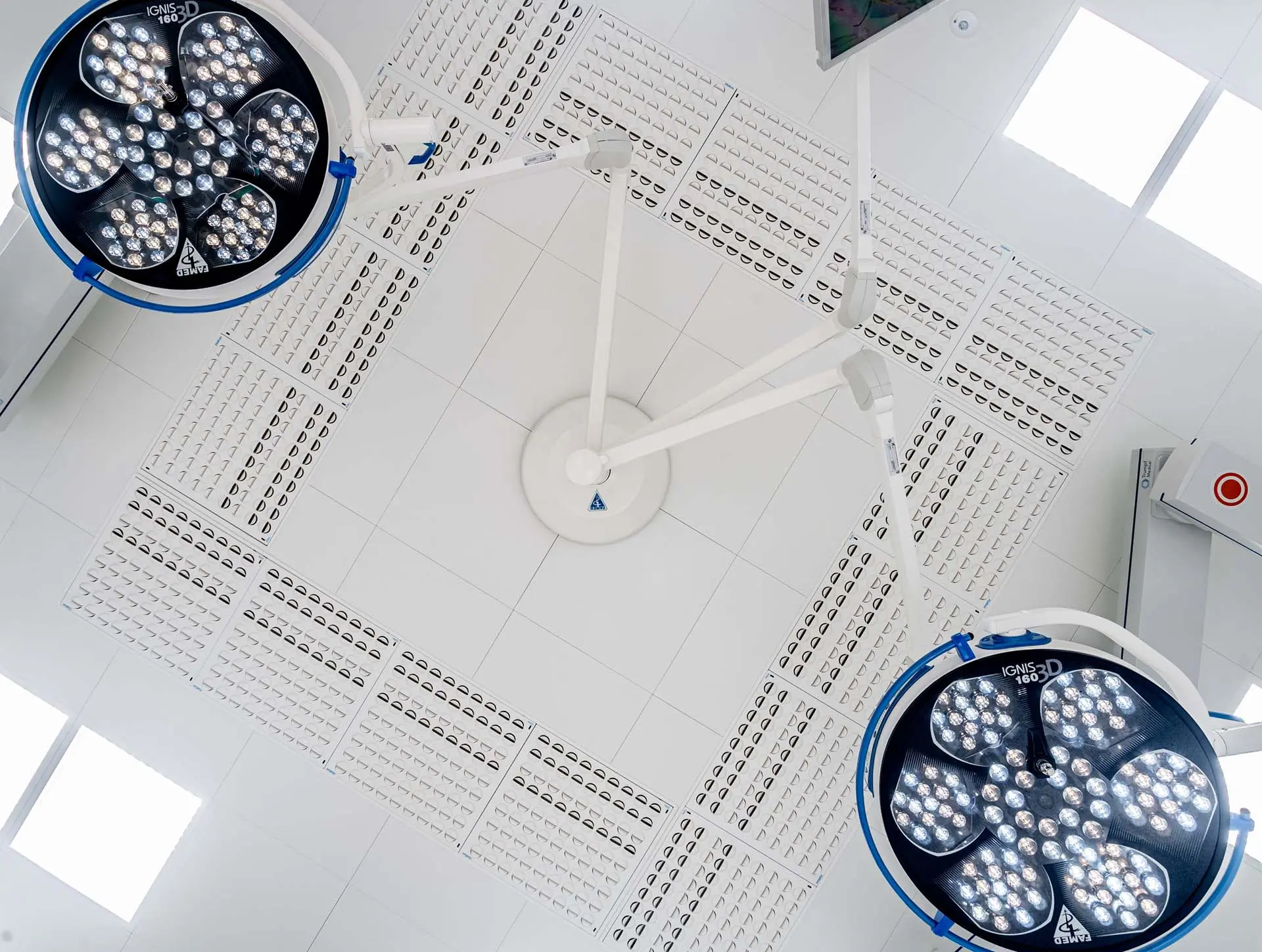 Sistema de ventilación y difusión de aire en quirófano hospitalario con control ambiental en techo